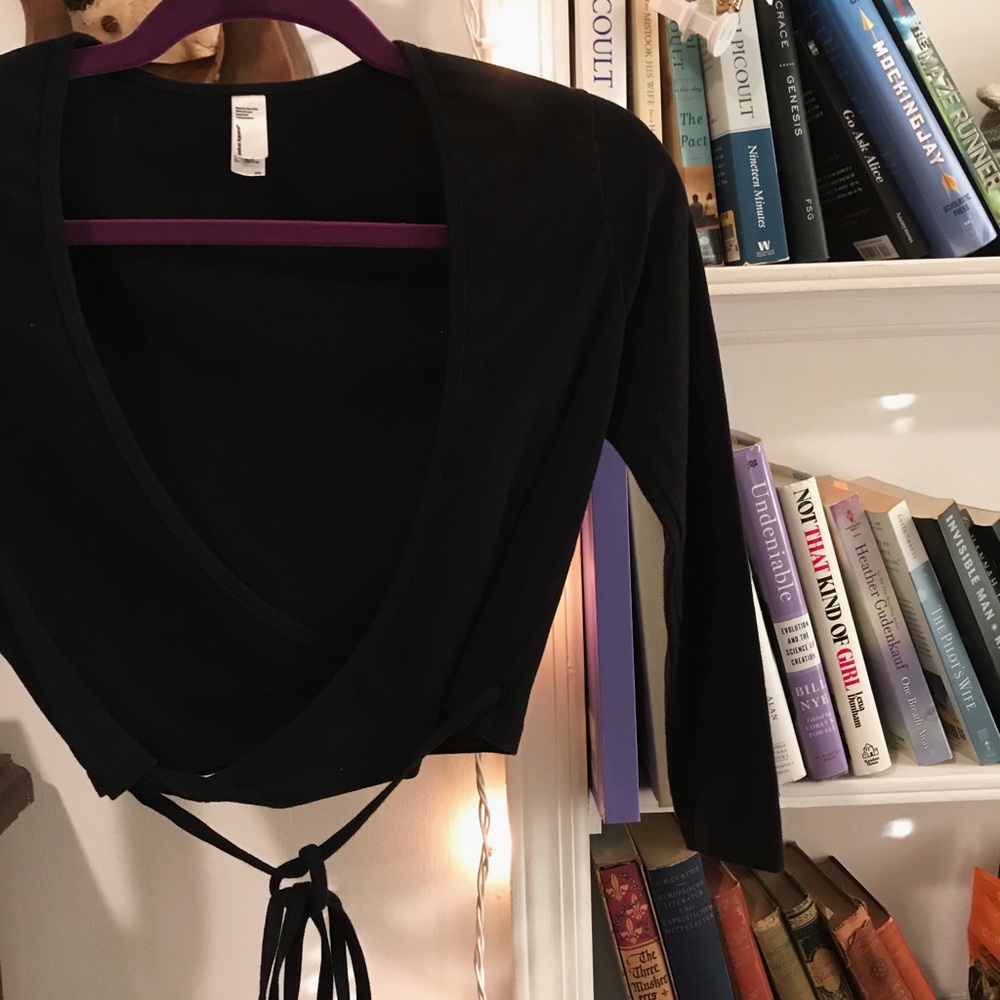 Long sleeve tie-around crop top 🕷